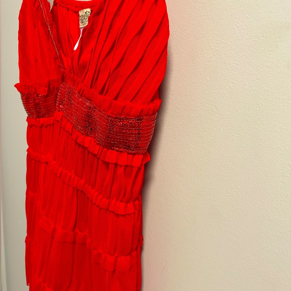 3/$20 🔹 Sanjo red tank top with sequins and ruffle layers small
